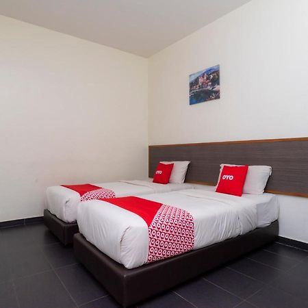 Oyo 44095 Bluewater Hotel Mersing Exterior foto