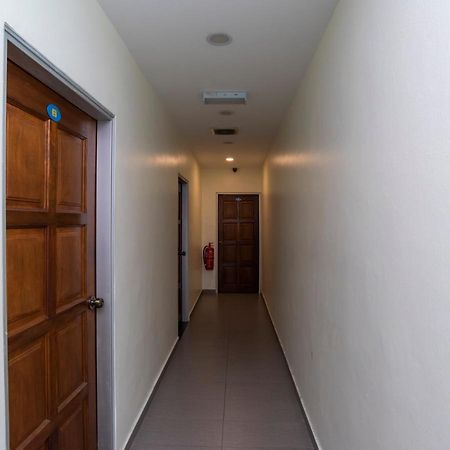 Oyo 44095 Bluewater Hotel Mersing Exterior foto
