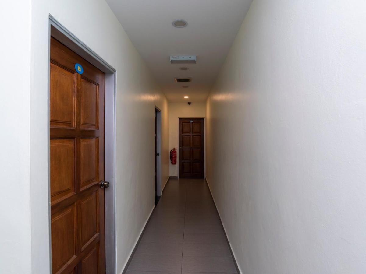 Oyo 44095 Bluewater Hotel Mersing Exterior foto
